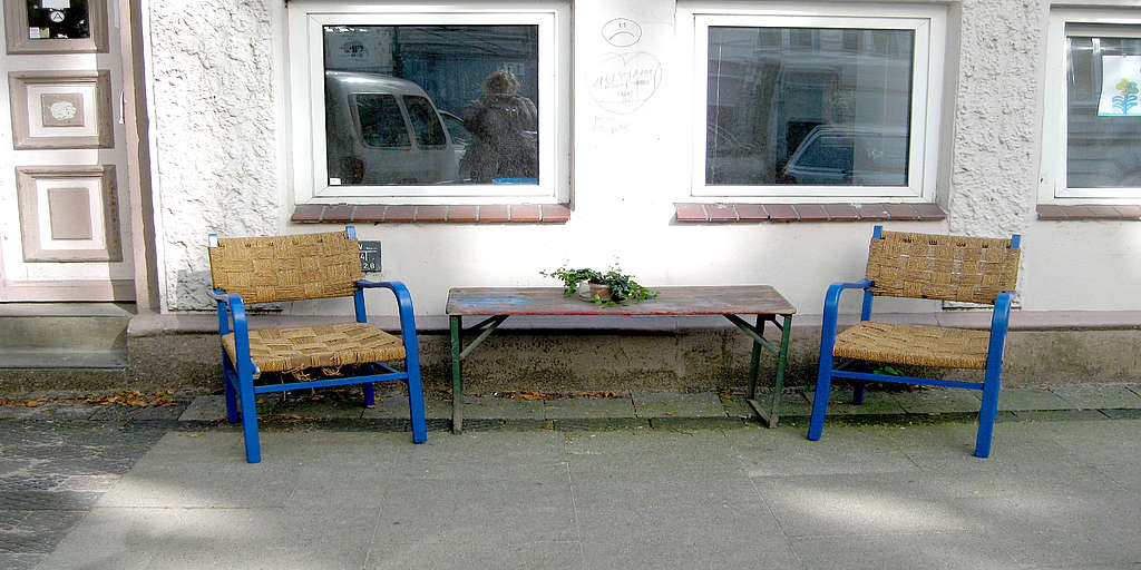 Zwei Stühle vor dem Haus